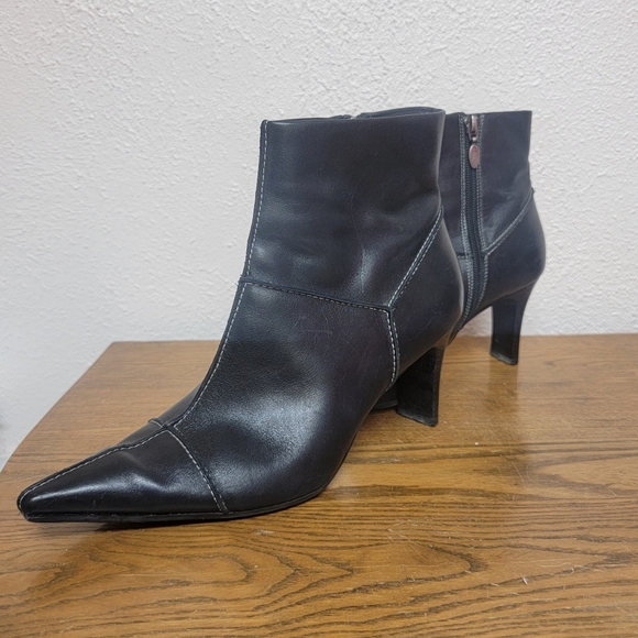 #15 Anne Klein AK Black Pointy-Toe Zip-Up Heeled Ankle Bootie 8.5M - Picture 4 of 14